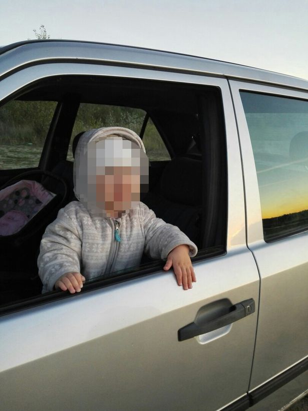 قتل طفل صغير أمي في عيد ميلادها عن طريق إغلاق نافذة السيارة على عنقها بطريق الخطأ